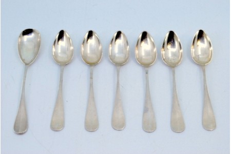 Conjunto de seis colheres de café e pá de açúcar em prata lisa e frisos nos cabos.